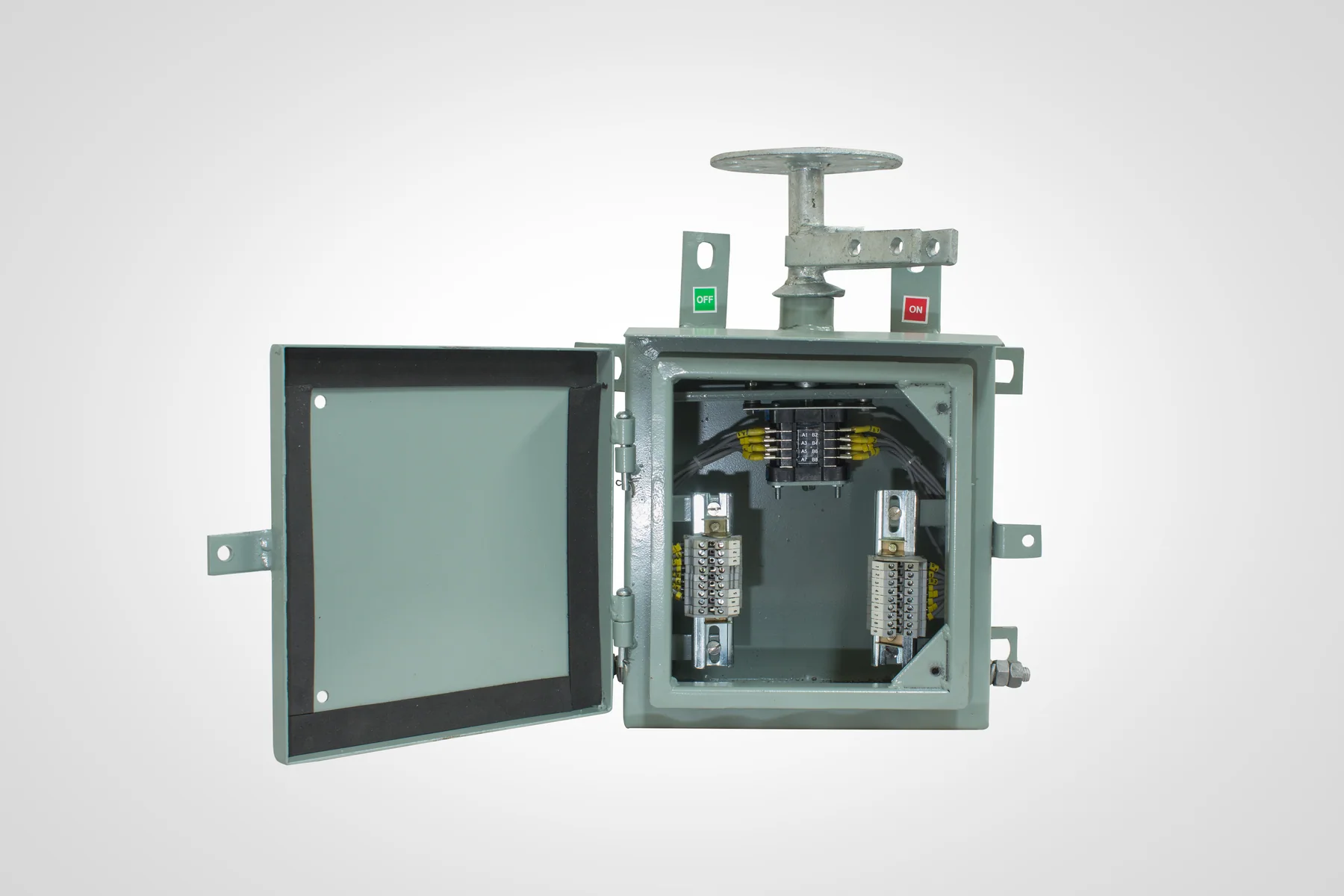 Manual operating mechanism